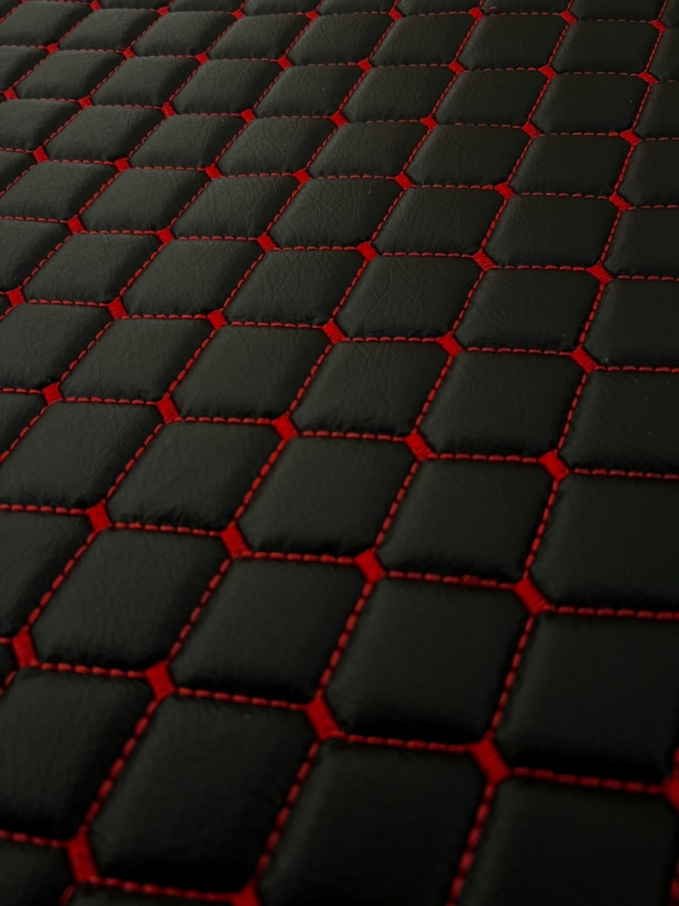 Schwarz mit roten Nähten Schwarz mit roten Nähten